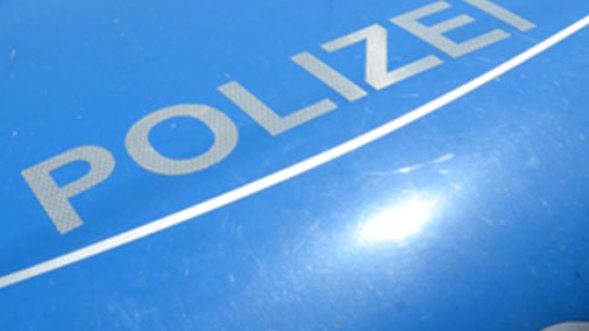 Zwei Autos durch Ladung beschädigt