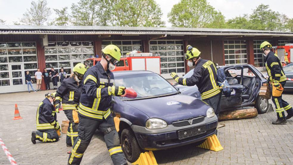 Ein Unfallszenario bei einer Übung: Zwei Fahrzeuge sind ineinander gekracht und eine eingeklemmte Person muss schnellstens befreit werden. Der Rettungsdienst ist noch nicht vor Ort. Die Jemgumer Feuerwehr muss sich beeilen. © Foto: Himstedt