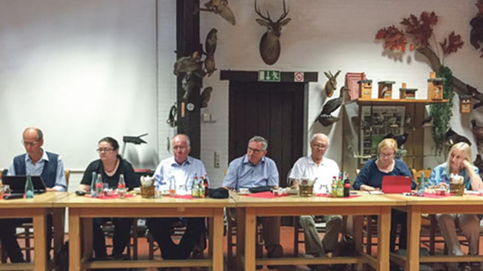 Aus dem Rheiderland nahm SPD-Kreistagsmitglied Helmut Geuken (Vierter von rechts) an der Ausschusssitzung des Kreistages auf Gut Stikelkamp teil. © Foto: Kuper
