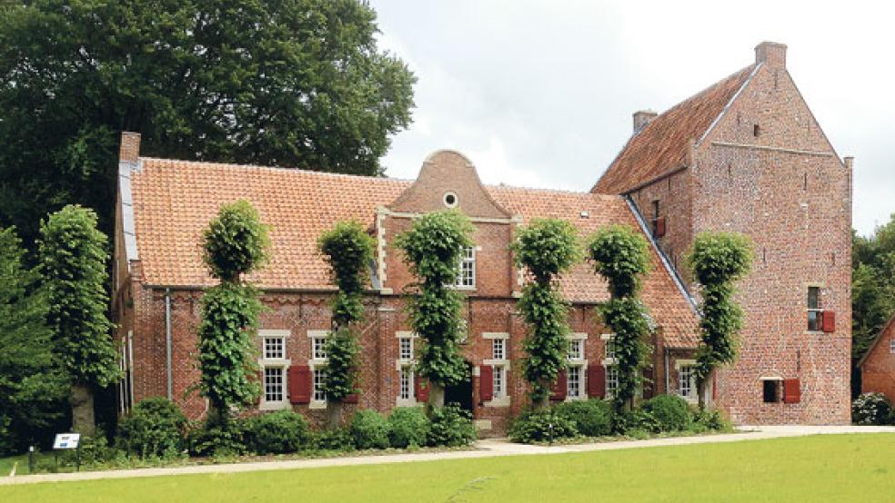 Drei der sieben Kopflinden vor dem Steinhaus in Bunderhee, die das äußere Erscheinungsbild des mittelalterlichen Gebäudes prägen, werden heute gefällt. © Foto: Ostfriesische Landschaft