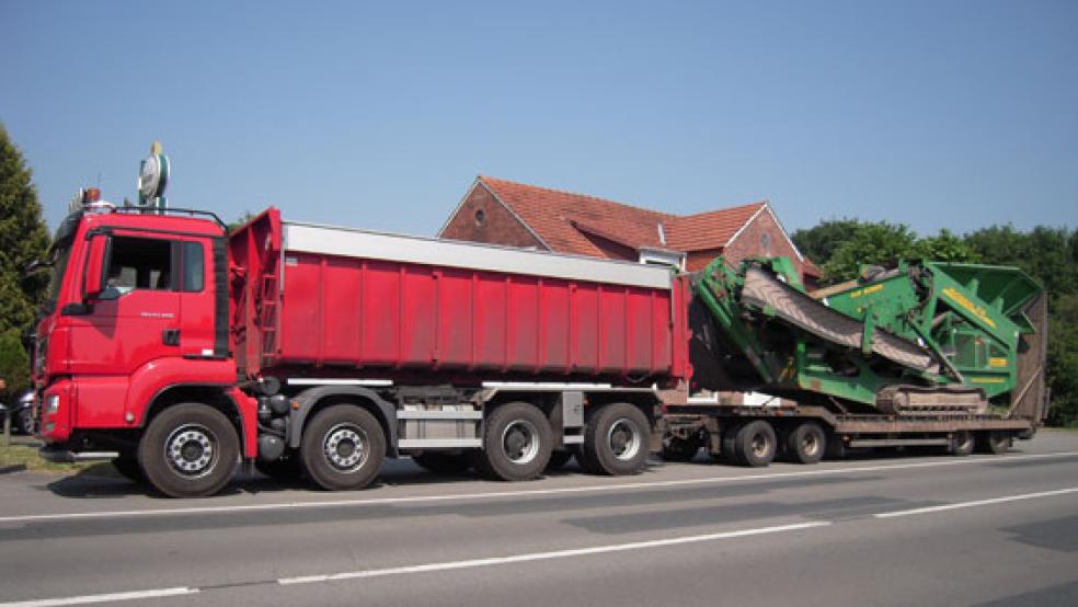 In Steenfelde hat die Polizei am Dienstag diesen Schwertransporter kontrolliert und Mängel festgestellt. © Foto: Polizei