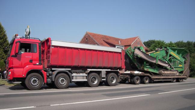 Polizei stoppt Schwertransporter