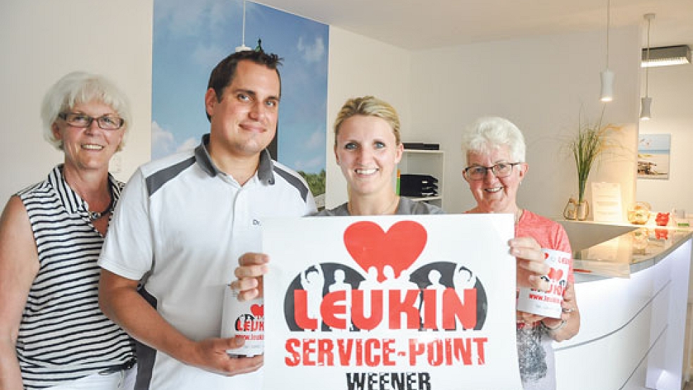 Freuen sich über den neuen »Leukin-Servicepoint« in Holthusen (von links): Christa Lindenberg (Leukin), Dr. Henning Brake und seine Frau Maren sowie Adelheid Winkler (Leukin).  © Foto: Boelmann