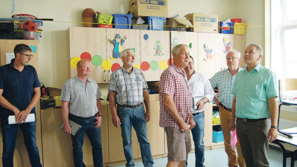 In der Grundschule Bunde verschaffte sich der Ausschuss gestern den Überblick über die bauliche Situation. © Foto: Hoegen