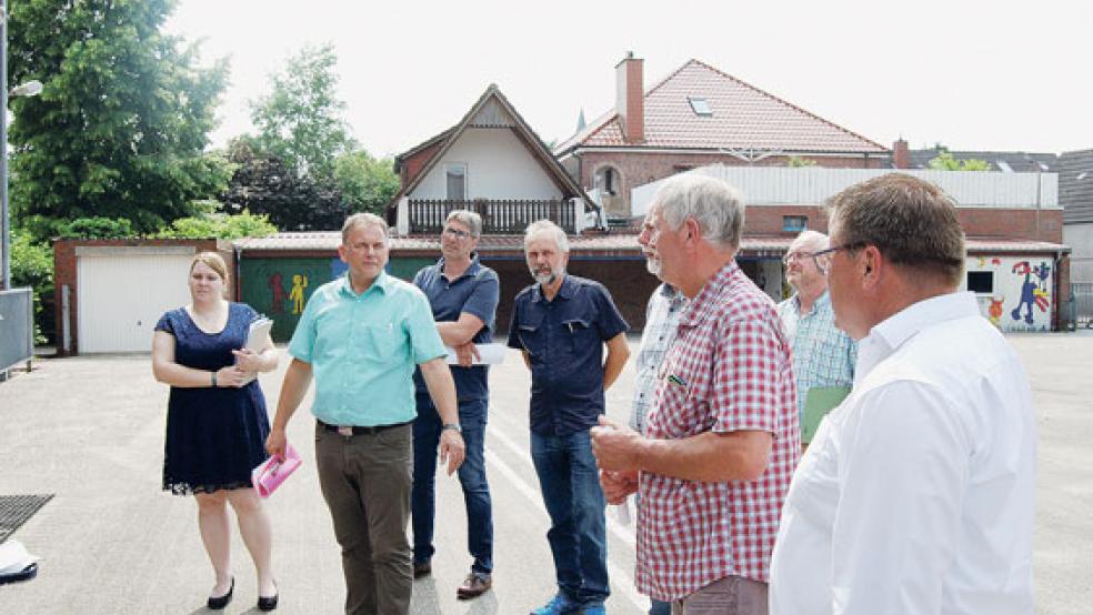 Auch den Schulhof der Grundschule Bunde besichtigte der Schulausschuss mit Bürgermeister Gerald Sap (zweiter von links) gestern vor der eigentlichen Sitzung. © Foto: Hoegen