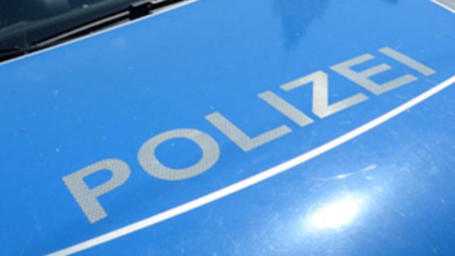 Auto landet im Kanal