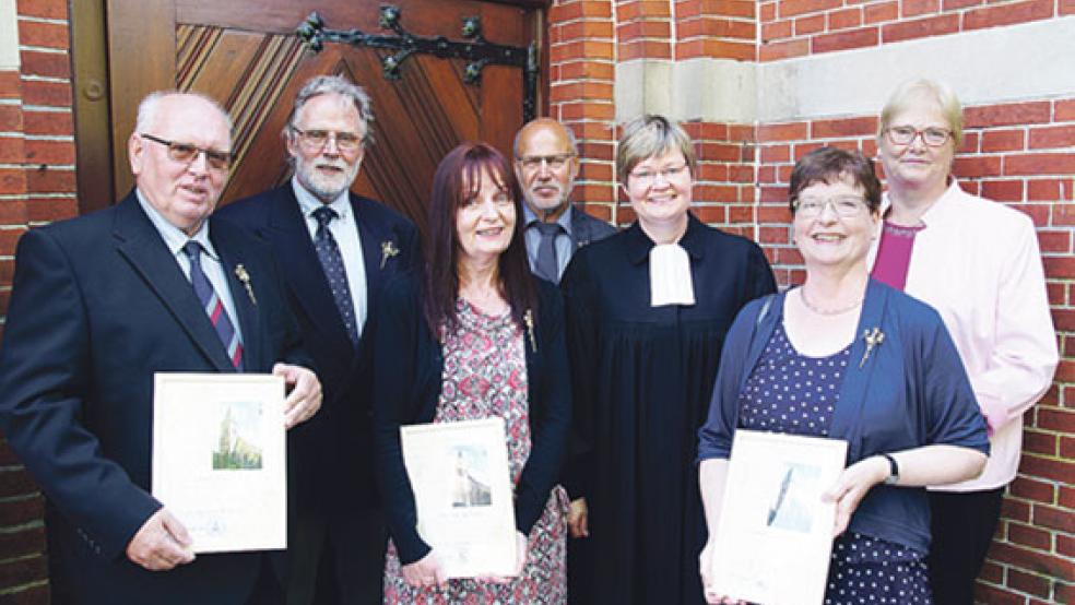 Die goldenen Konfirmanden aus dem Jahrgang 1968: (von links) Walter Wilken, Anton-Johann Fokken, Harm Meinders, Gerda Broek (geb. Hinderks), Pastorin Anne Ulferts, Cornelia Timmer (geb. Mescher) und Gertrud Penning (geb. Wiehe, rechts hinten). © Leserfotos: Temming