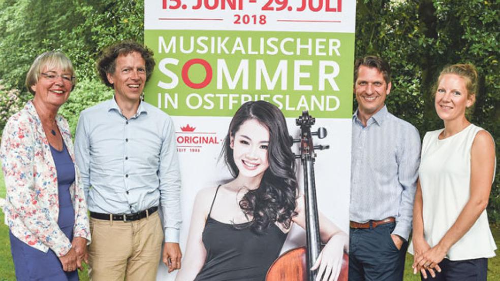 Der »Musikalische Sommer« steht in den Startlöchern: (von links) Streifzug-Organisatorin Helga Oldermann, der Künstlerische Leiter Iwan König, Pressesprecher Karsten Gleich sowie Festivalmanagerin Julia Marie Müller. © Foto: Veranstalter