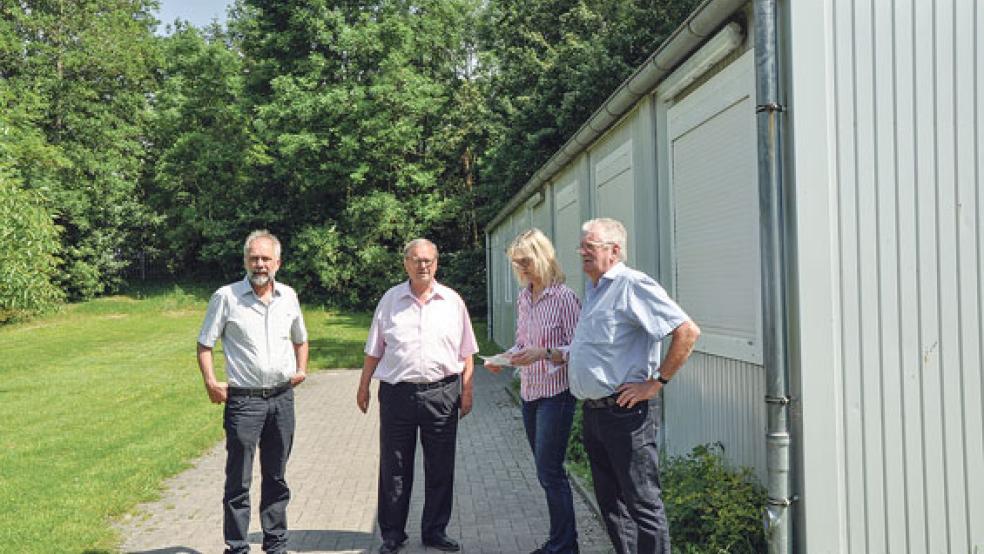 Sprachen über den Zustand der Carl-Goerdeler-Schule in Jemgum (von links): Gerhard Janßen, Dieter Baumann, Schulleiterin Griet Leggeri und Broer Wübbena-Mecima. Die CDU-Politiker sehen Handlungsbedarf. © Foto: CDU
