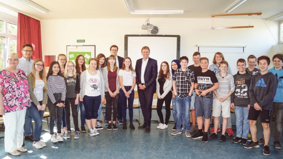 Freuten sich über den Besuch von Jens Gieseke (Mitte): die Vorsitzende der CDU Weener Hildegard Hinderks, Schulleiter Dirk Kaiser, Klassenlehrer Gerd Zimmermann (von links) sowie die Schüler und Schülerinnen der Oberschule in Weener. © Foto: CDU