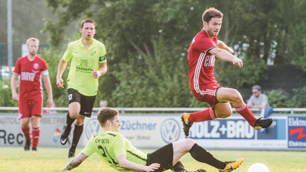 Gerade in der ersten Hälfte kamen die Gäste gegen die Offensive der Bunder um Markus Winkler oft zu spät. © Foto: Bruins