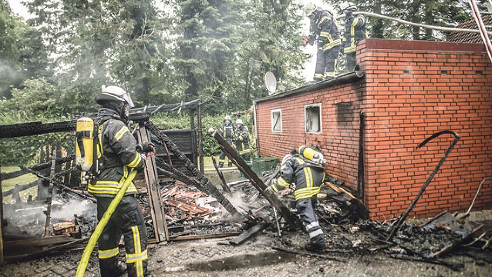 Die Feuerwehr war mit 38 Einsatzkräften bei einem Schuppenbrand in Stapelmoor im Einsatz. © Foto: Klemmer