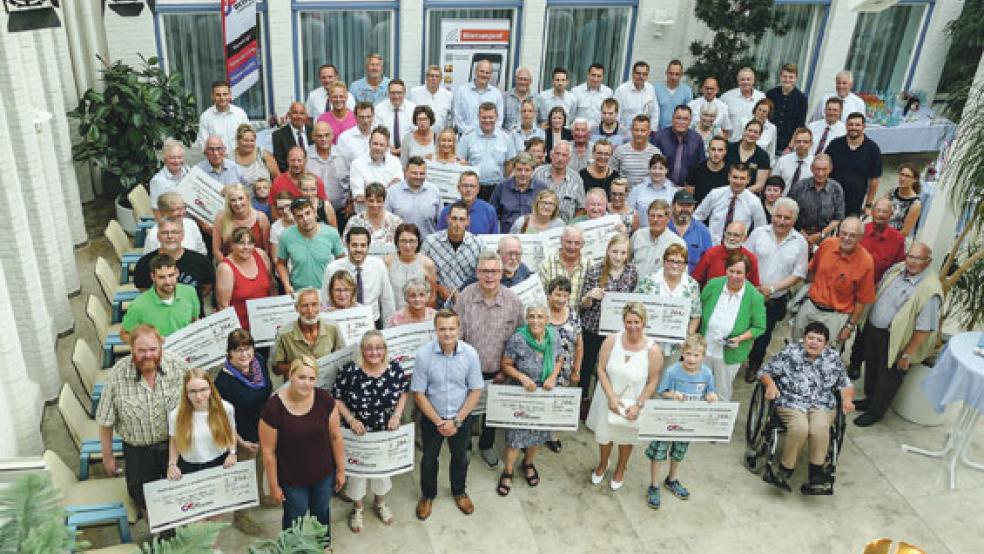 Viel Betrieb herrschte im Foyer der Hauptfiliale der Ostfriesischen Landschaftlichen Brandkasse in Aurich bei der Scheckübergabe an die vielen Gewinner. © Foto: Jürgens