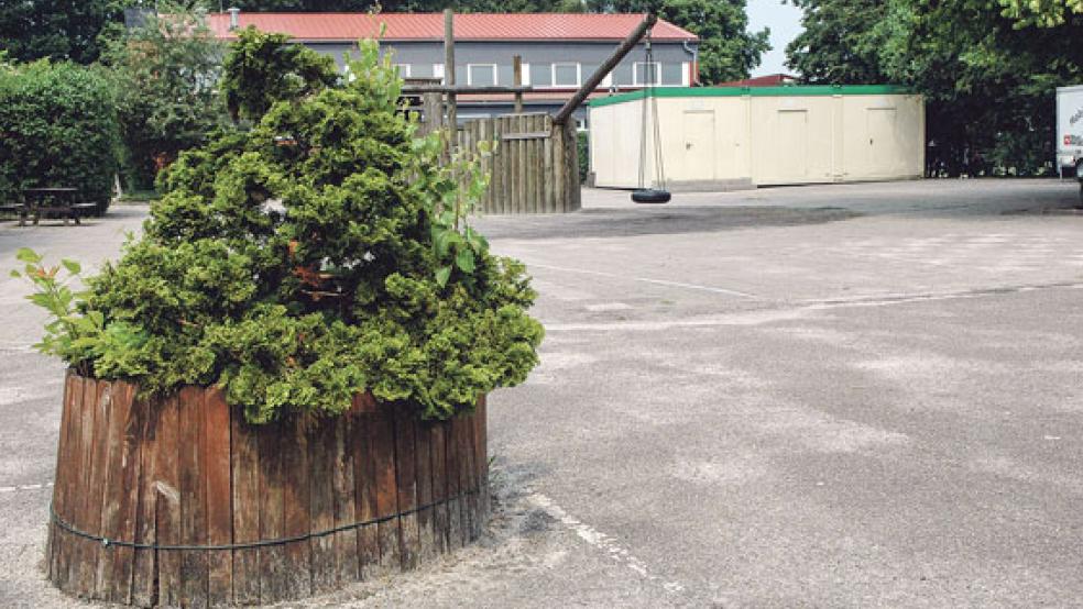 Ein Container auf dem Gelände der Grundschule in Holthusen (rechts oben im Bild) wird für den Werkunterricht genutzt, ein zweiter Container soll bald als Mensa dienen. © Foto: Szyska