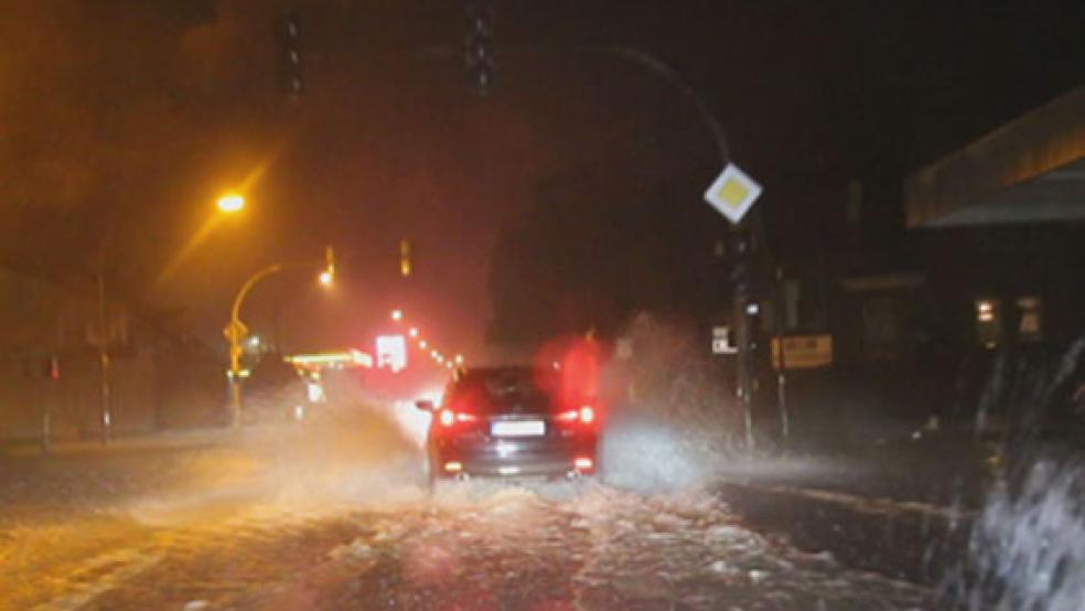 Besonders betroffen vom Unwetter war der Leeraner Stadtteil Loga, im Bild die Hauptstraße. © Foto: Loger