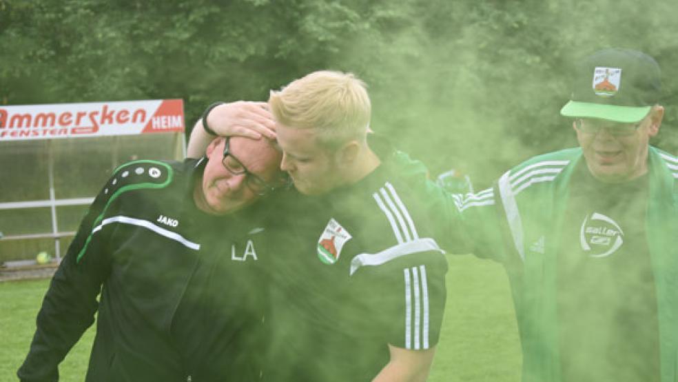 Emotionen pur: Trainer Lutz Ammersken (links) fiel nach dem Schlusspfiff sichtlich ein großer Stein vom Herzen. © Foto: Hilbrands