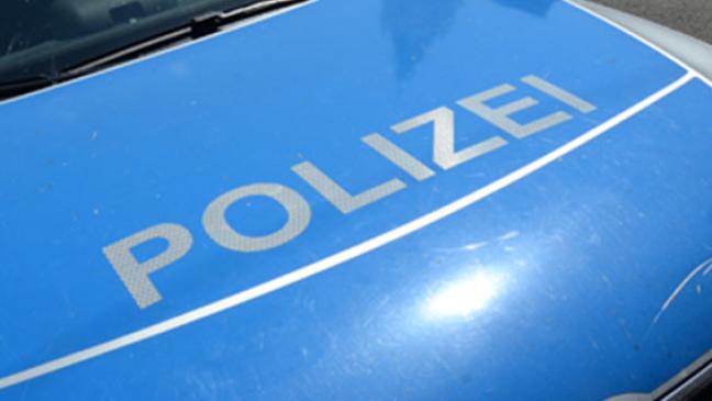 Autofahrer haut mit Schlagstock zu