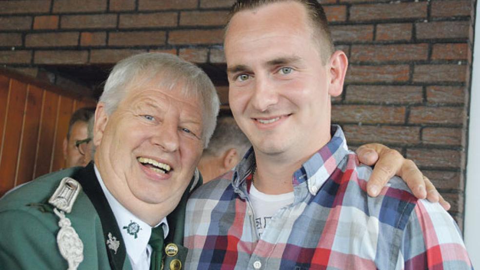 Gratulation: Der amtierende König Jan Schipper (links) war einer der ersten, der Matthias Meyer zu seinem Erfolg gratulierte. © 