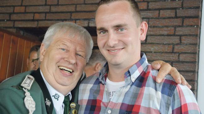 Matthias und Simeon schossen Vogel ab