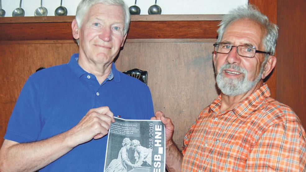 Bernd Seeringer und Fred Klinkhardt vom Vorstand des Freundeskreises mit einem Schwarz-Weiß-Ausdruck des farbigen Plakates zur neuen Spielzeit. © Foto: Hoegen