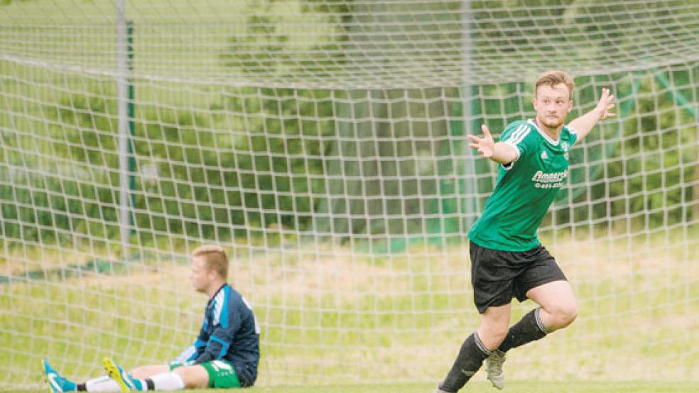 Patrick Hinderks machte mit seinem Treffer in der 97. Minute alles klar und entfesselte den grenzenlosen Bingumer Jubel. Im Hintergrund wird die Enttäuschung der Gäste deutlich, die den zweiten Platz verspielten. © Fotos: Bruins