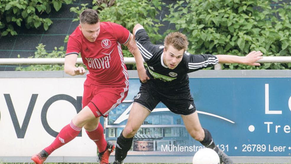 Bundes Frank Wöste (links) und Großefehns Yannik Weber lieferten sich teilweise erbitterte Duelle. Am Ende entschied Wöste die meisten für sich.  © Foto: Bruins