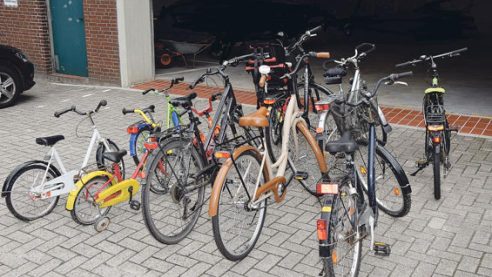 Diese Fahrräder hat die Polizei in der Nacht zum Montag in Leer sichergestellt. Alle sind wohl gestohlen. © Foto: Polizei