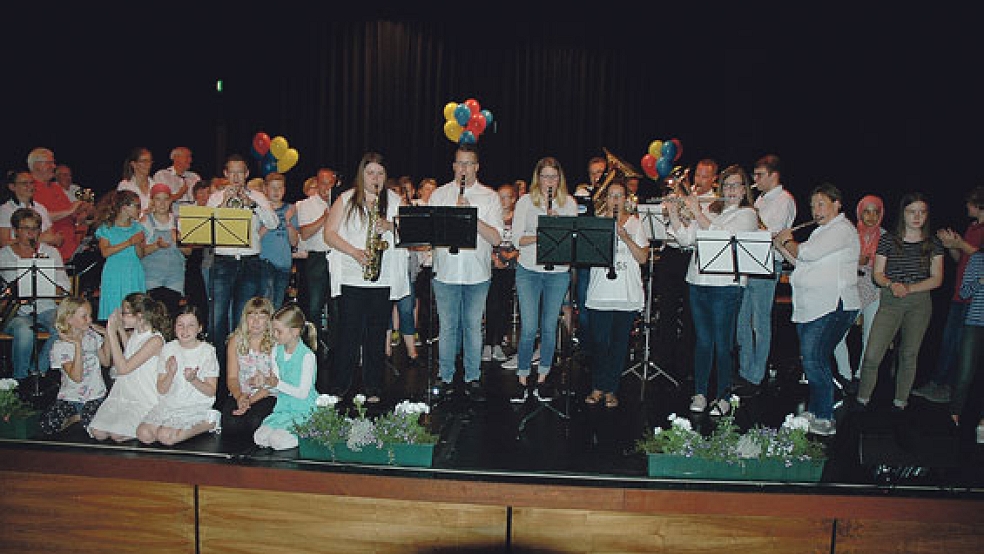 Die Übungsleiter des TurnerMusikVereins standen beim gemeinsamen Abschlusslied mit ihren Schützlingen auf der Oberschul-Bühne. © Foto: Pastoor