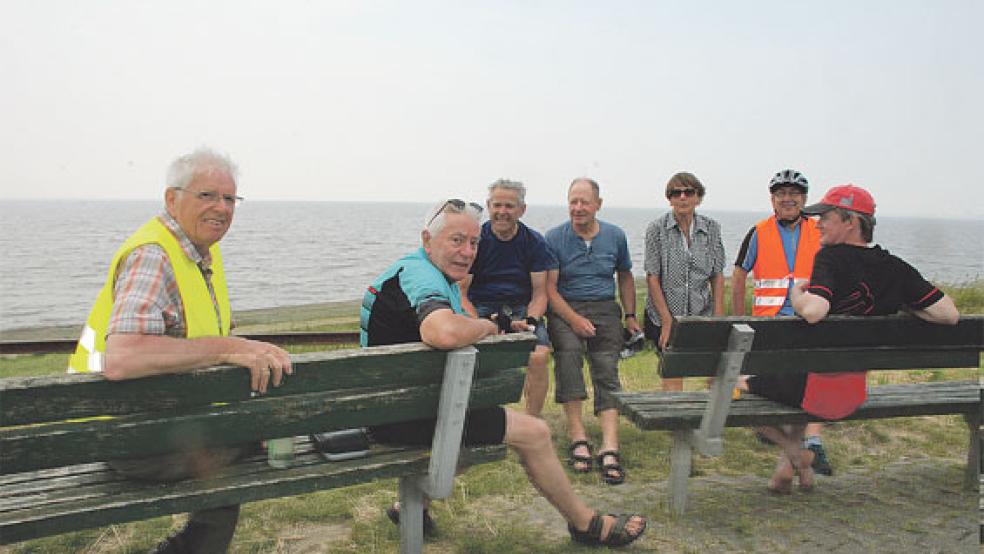 Zwischen den Stationen Wynhamster Mühle und Ditzum machten diese sechs Teilnehmer der 80-Kilometer-Gruppe mit »Rad-Scout« Dieter Kuper aus Bunde (links) Pause auf der Bohrinsel in Dyksterhusen. © Foto: Kuper