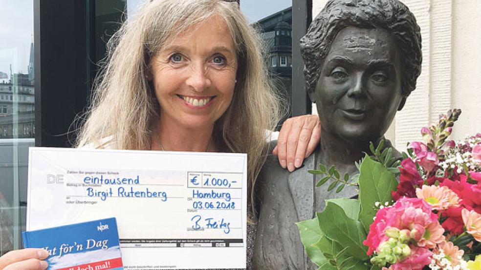 Strahlende Siegerin: Birgit Rutenberg nach ihrem Final-Erfolg an der Statue der Ohnsorg-Legende Heidi Kabel. Holger Röskens mit Frau Stefanie und Tochter Tineke vor der Finalstätte in Hamburg. © Fotos: privat