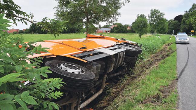 Müllwagen in Midlum verunglückt