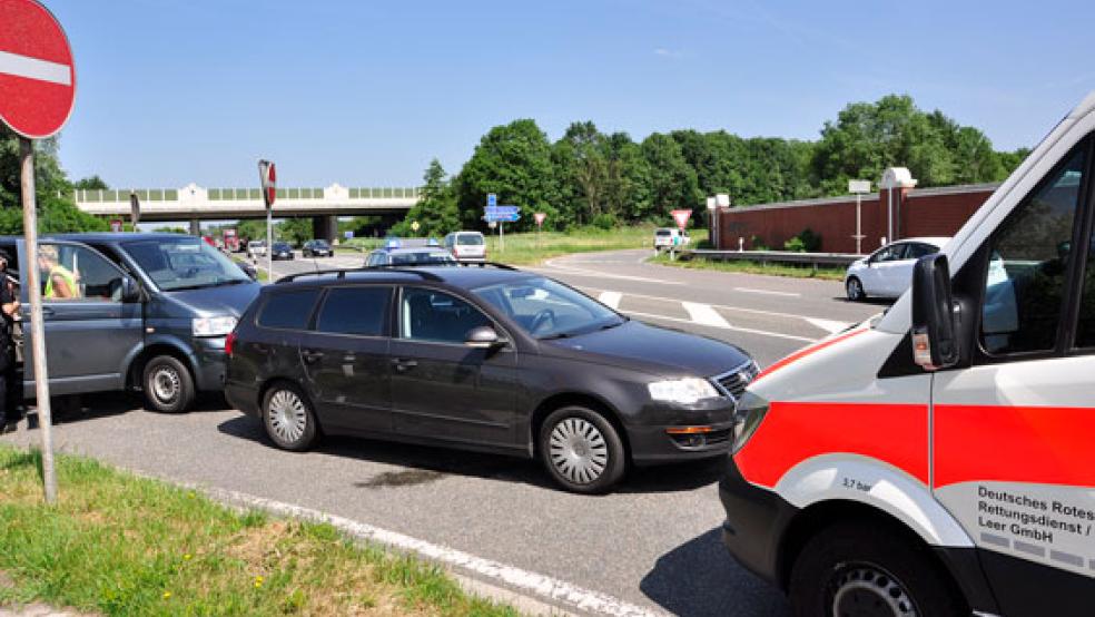 Die Fahrerin des Bulli ist auf den Zivilwagen der Polizei aufgefahren, vor Ort ist auch ein Krankenwagen im Einsatz.  © Foto: Wolters