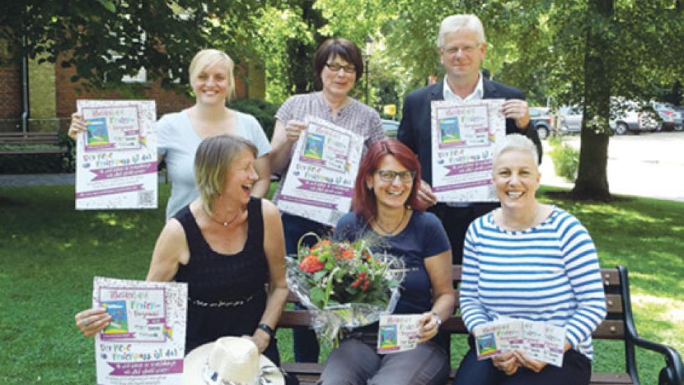 Für viel Freude sorgt die Vorstellung des neuen Ferienpasses. Das Bild zeigt (von links oben): Anne Miksiunas (Gemeinde Bunde), Monika Zuidema (Gemeinde Jemgum), Bürgermeister Ludwig Sonnenberg, Angelika Janßen-Harms (Stadt Weener), Carola Dams-Ostendorp (Druckerei Risius, Weener) und Nicole Groenewold (Stadt Weener). © Foto: privat