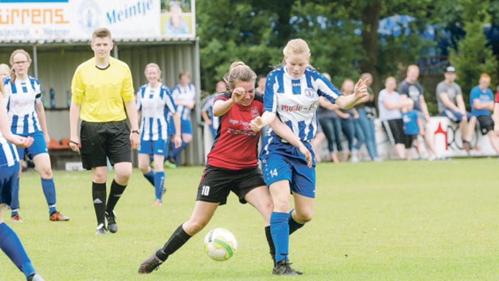 Die Möhlenwarferinnen waren von ihren Gegenspielerinnen oft nicht zu halten. Auch Marie Smid (rechst) setzte sich gegen Neele Kuhlmann durch . © Foto: Bruins