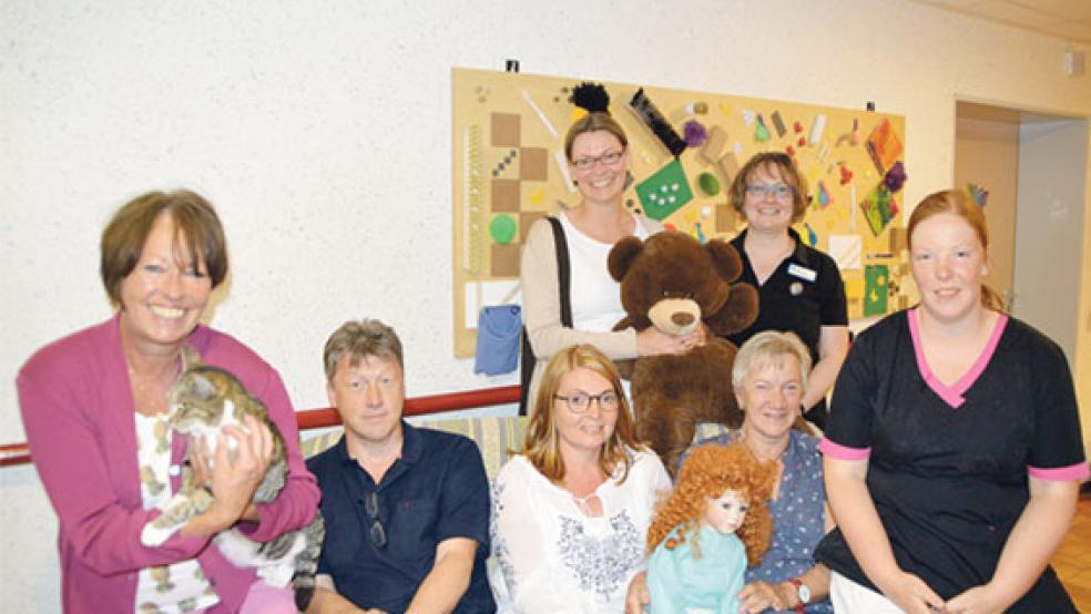 Sind speziell geschult und setzen sich gemeinsam für die besonderen Bedürfnisse dementer Bewohner ein: (vordere Reihe von links) Gerontologin Sigrid Ubben mit Katze Hermine, Einrichtungsleiter Andreas Cramer, die beiden Betreuungskräfte Silke Buntjer und Franziska Swart, Pflegefachkraft Jennifer Ephes sowie (stehend von links) Wohnbereichsleiterin Astrid Kroes und Pflegedienstleitung Monja Willms. © Foto: Himstedt