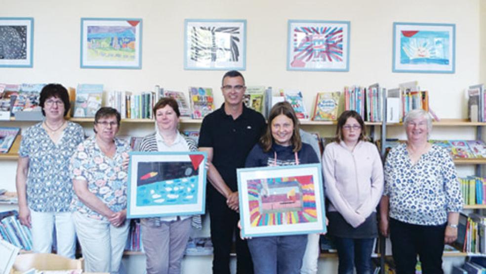 Die Präsentation der Kunstwerke sorgt für Freude (von links): Hildegard Petrikat, Birgitt de Riese (Bücherei), Doris Tiede-Dannen, Thorsten Eesmann, Susanne Fockens (Büchereileitung) mit zwei Schülerinnen.  © Foto: Bassalig