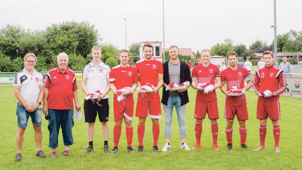 Andreas de Vries und Gerold van Hoorn verabschiedeten Trainer Christian Meyer und die Spieler Thomas Wilken, Malte Troff, Nico Modder, Tim Huxsohl, Markus Winkler und Daniel Hoppen (von links) vor dem letzten Heimspiel von den Zuschauern. © Foto: Bruins