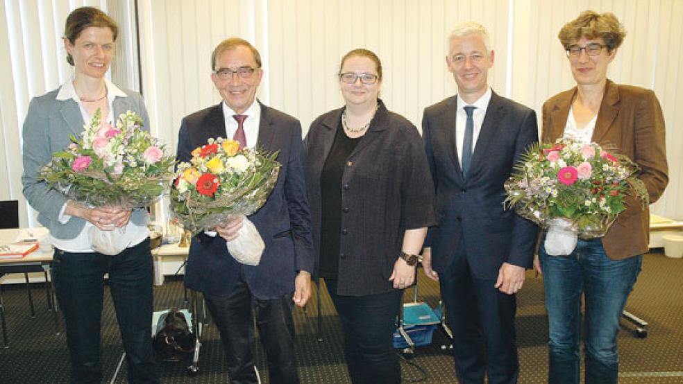 Verabschiedung und Ernennung (von links): Die neue Kreisrätin Ute Buntrock, der scheidende Erste Kreisrat Rüdiger Reske, die Kreistagsvorsitzende Anja Troff-Schaffarzyk, Landrat Matthias Groote und die neue Erste Kreisrätin Jenny Daun. © Foto: Szyska