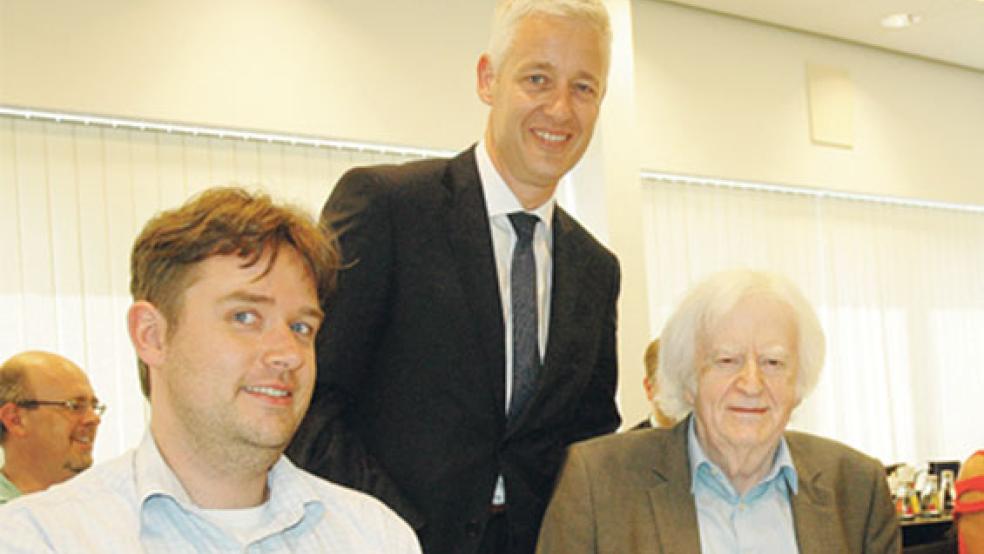 Landrat Matthias Groote (Mitte) überreichte Herbert Broich (rechts) eine Ehrenurkunde, darüber freute sich auch sein Sitznachbar im Kreistag, Keno Borde (links). © Foto: Szyska