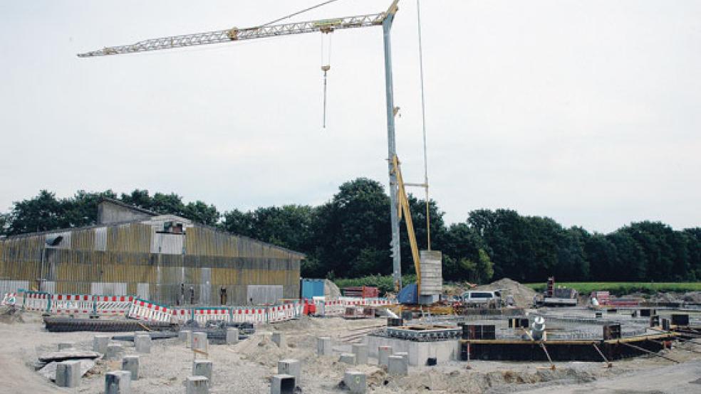 Im hinteren Bereich des RWG-Geländes in Möhlenwarf wird derzeit eine neue Siloanlage errichtet. © Foto: Szyska