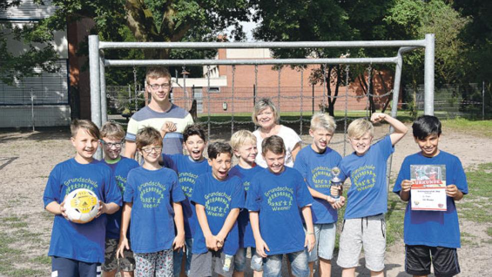 Die Weeneraner Grundschüler freuten sich über den dritten Platz, als hätten sie die Championsleague gewonnen. Betreut wurden die Kinder von Lehrerin Dita Watermann und Ingo Schulte. © Foto: Hilbrands
