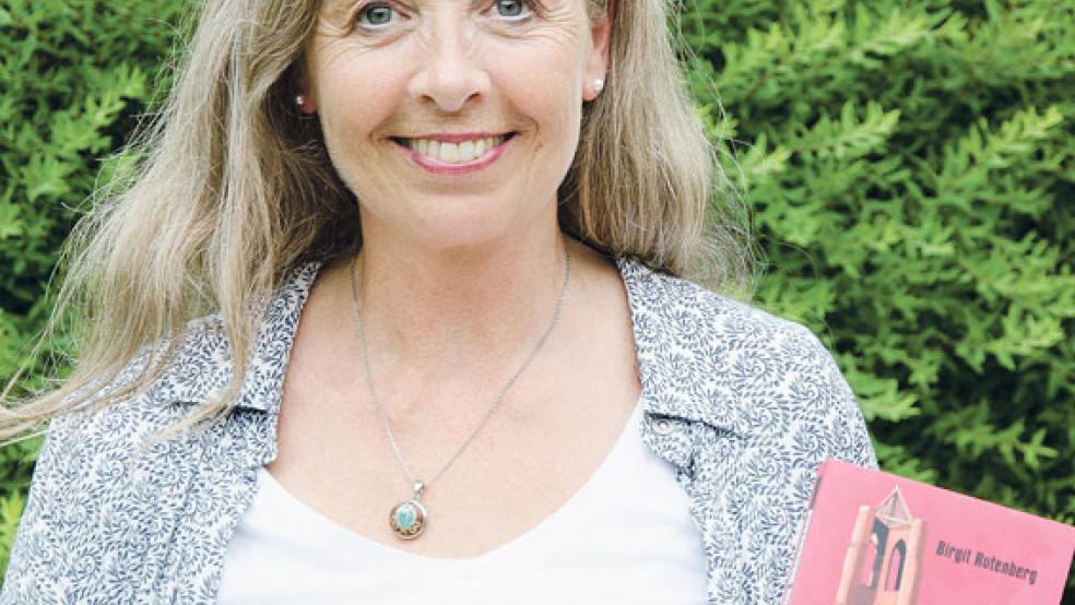 Vier Pfoten im Doppelpack: Birgit Rutenberg hat die Krimis »Vier Pfoten und ein Todesfall« und »Vier Pfoten im Dünensand« vorgelegt und gibt am Montag eine Lesung bei Klinkenborg in Weener. © Foto: Hanken