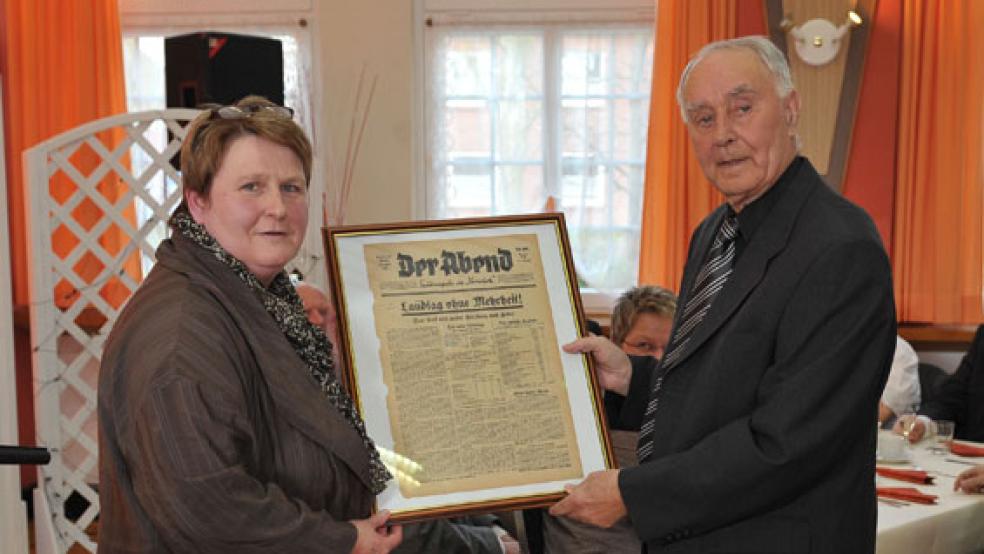 Johann »Joke« Bruns - hier bei seinem 80. Geburtstag mit Johanne Modder aus Bunde - ist in der Nacht zu heute gestorben. © Foto: Hasseler