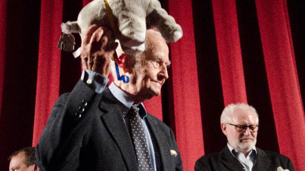 Leon Schwarzbaum mit dem Filmfest-Maskottchen, dem Stoff-Elefanten. Die Dokumentation über den Holocaust-Überlebenden von Hans-Erich Viet (rechts) bewegte das Premierenpublikum. © Hanken