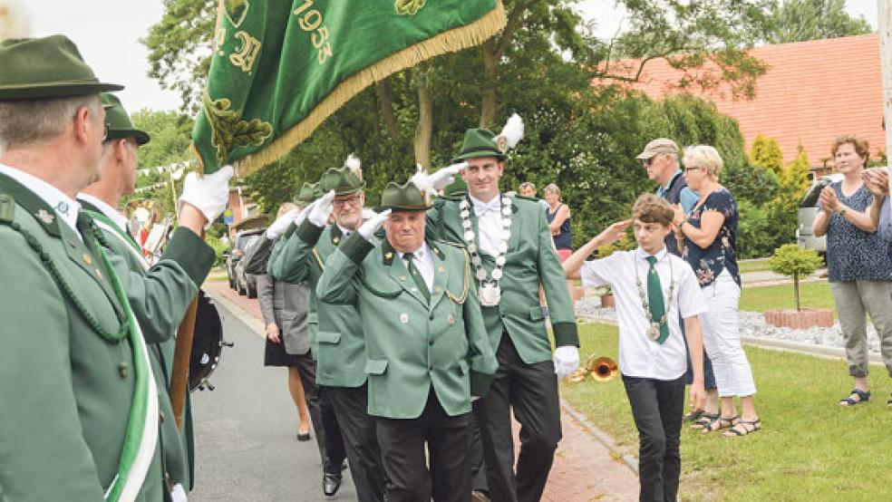 Augen geradeaus! Mit großen Ehren wurden die beiden neuen Könige vor dem Umzug abgeholt. © Fotos: Himstedt (7)/Wolters (1)