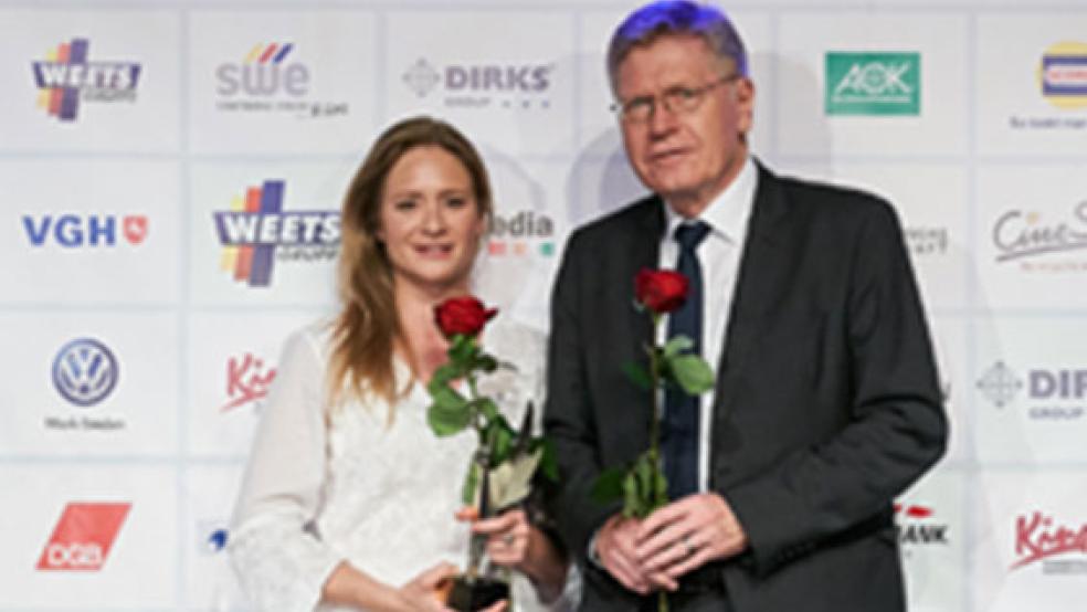 Ein Höhepunkt der Preisverleihung war die Verleihung des Emder Schauspielpreises 2018 an Julia Jentsch (hier mit Festivalleiter Rolf Eckard). Die Laudatio auf die Schauspielerin hielt ihr Filmpartner Bjarne Mädel.  © Foto: Filmfest Emden