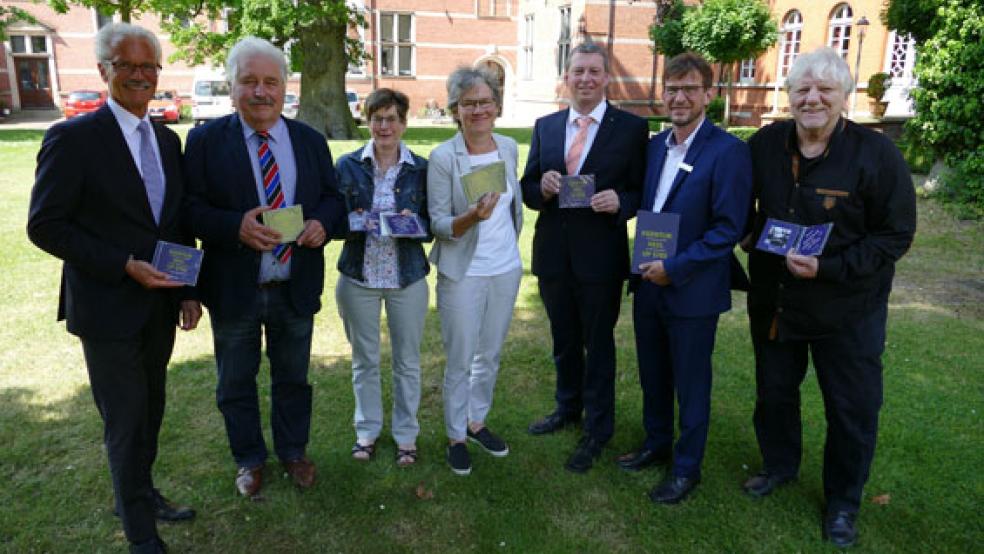 Die Macher hinter dem Projekt »Egentlik heel up Stee« (von links): Harald Lesch (VR-Stiftung), Rico Mecklenburg (Präsident der Ostfriesischen Landschaft), Angelika Seidel (Plattdeutschbeauftragte der Landesschulbehörde), Dr. Birgitta Kasper-Heuermann (RPZ-Leiterin), Lothar Janssen (Vorsitzender VR-Stifung), Johann Kramer (Vorstandsvorsitzender VR Aurich) und Aufnahmeleiter Gerd »Ballou« Brandt. © Foto: Jürgens