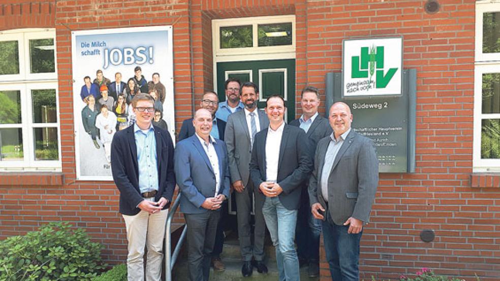 Diskutierten über die Zukunft der Landwirtschaft (von links): Heinz-Hermann Hertz-Kleptow (Geschäftsführer LHV-Kreisverband Wittmund), Manfred Tannen (LHV-Präsident), Günter Lüken (Vorsitzender LHV-Kreisverband Wittmund), Carl Noosten (Vorsitzender LHV-Kreisverband Norden-Emden), Umweltminister Olaf Lies (SPD), Jochen Beekhuis (SPD-Landtagsabgeordneter), Klaus Borde (Vorsitzender LHV-Kreisverband Leer) und Hartwig Frühling (Vorsitzender LHV-Kreisverband Aurich). © Foto: LHV