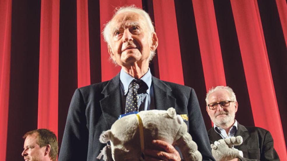 Leon Schwarzenberg nach der Premiere der Doku »Der letzte Jolly Boy« im Emder Cinestar-Kino. Das Werk von Regisseur Hans-Erich Viet (rechts) war im Rahmen des Emder Filmfestes dreimal gezeigt worden. Am Sonntagabend wurde es mit dem DGB-Filmpreis ausgezeichnet, der mit 7000 Euro dotiert ist. © Foto: Hanken