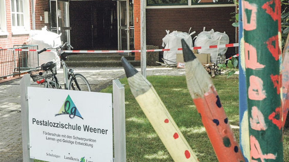Die Pestalozzischule an der Bürgermeister-Werner-Straße in Weener soll im Schwerpunkt Lernen bis zum Sommer 2028 fortgeführt werden. Nach einem Brand am 22. Mai laufen derzeit Bauarbeiten im Schulgebäude. © Foto: Szyska
